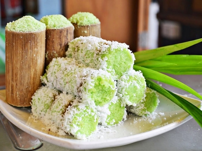 Bánh ống lá dứa là món ăn vặt nổi tiếng của đồng bào Khmer